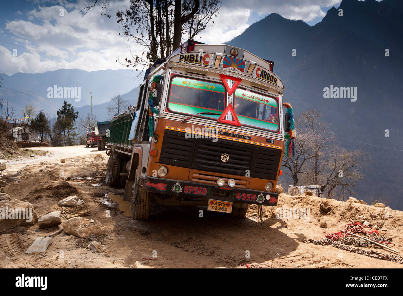L'Inde, de l'Arunachal Pradesh, Senge, mauvaise conduite, camion de marchandises coulé jusqu'aux essieux en terrain meuble Banque D'Images