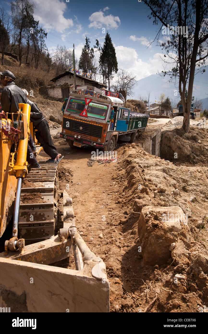 L'Inde, de l'Arunachal Pradesh, Senge, mauvaise conduite, camion de marchandises coulé jusqu'aux essieux en terrain meuble Banque D'Images