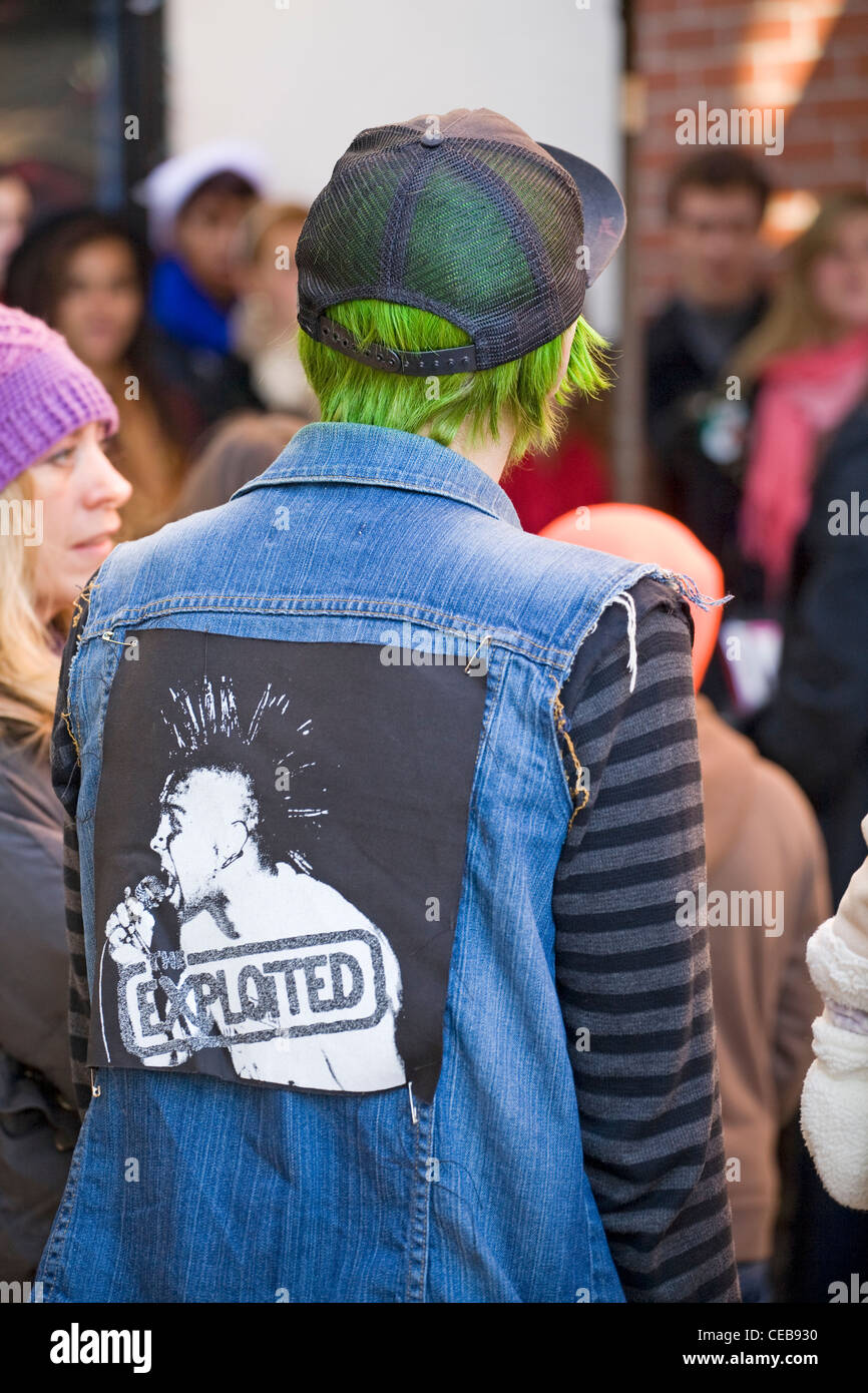 Un adolescent avec des cheveux verts dans le centre-ville de Bend, Oregon. Banque D'Images