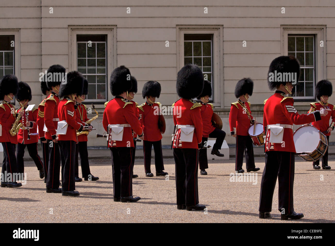 Les Grenadier Guards Marching Band exerçant devant la "relève de la garde" à l'extérieur de la Caserne Wellington Banque D'Images