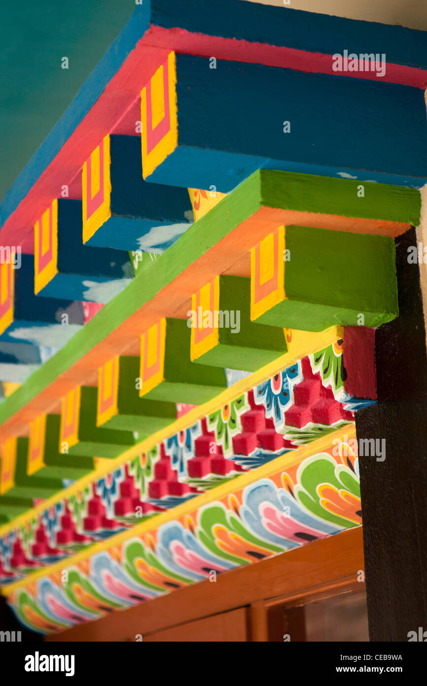 L'Inde, de l'Arunachal Pradesh, Bomdila Gompa, guest house en béton peintes de couleurs vives, encadrement de vitre Banque D'Images