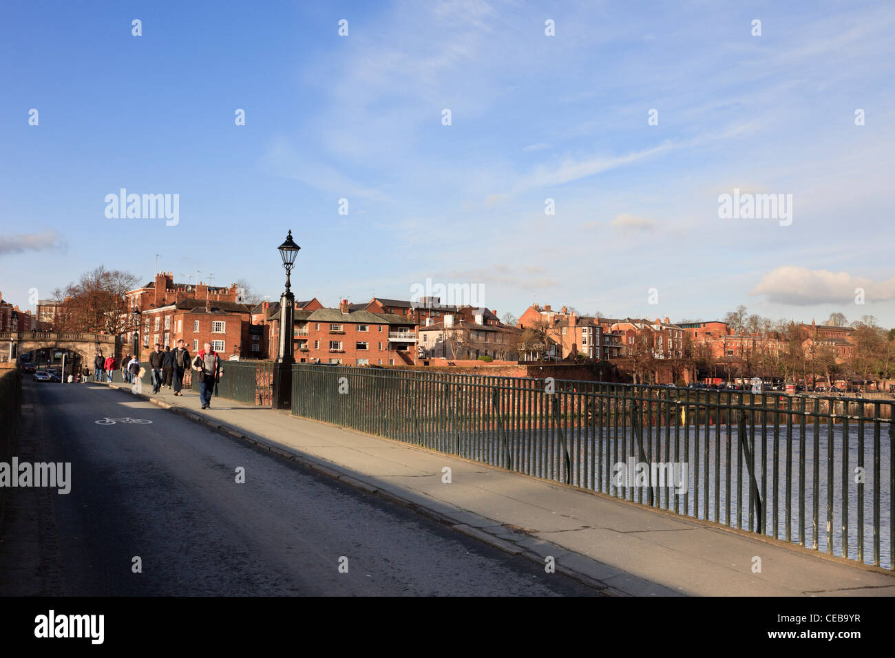 Chester, Cheshire, Angleterre, Royaume-Uni. Les personnes qui traversent l'ancien pont sur la rivière Dee à partir de la ville Banque D'Images