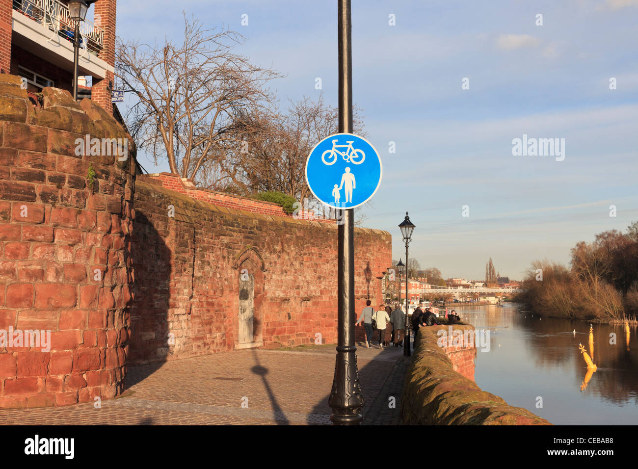 Chemin de randonnée le long de murs de la vieille ville est une zone piétonne et cycle route Chester, Cheshire, Angleterre, Royaume-Uni Banque D'Images