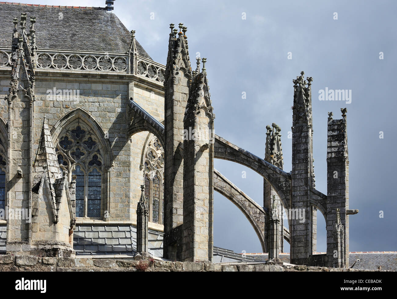 Des arcs-boutants de la cathédrale de Quimper / Cathédrale gothique Saint-Corentin de Quimper, Finistère, Bretagne, France Banque D'Images