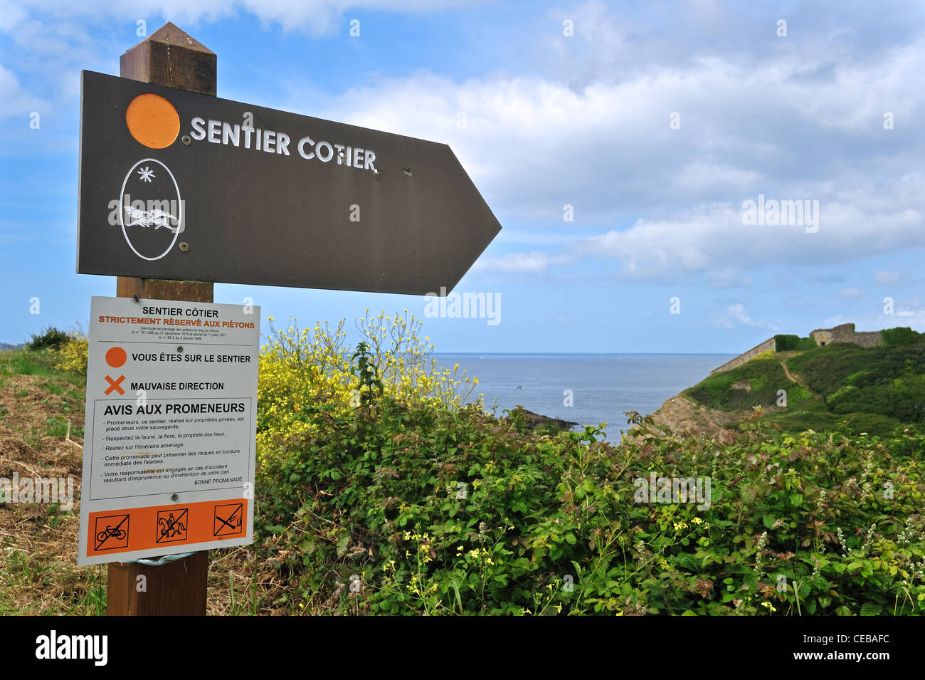 Panneau pour sentier le long de la côte à Finistère, Bretagne, France Banque D'Images