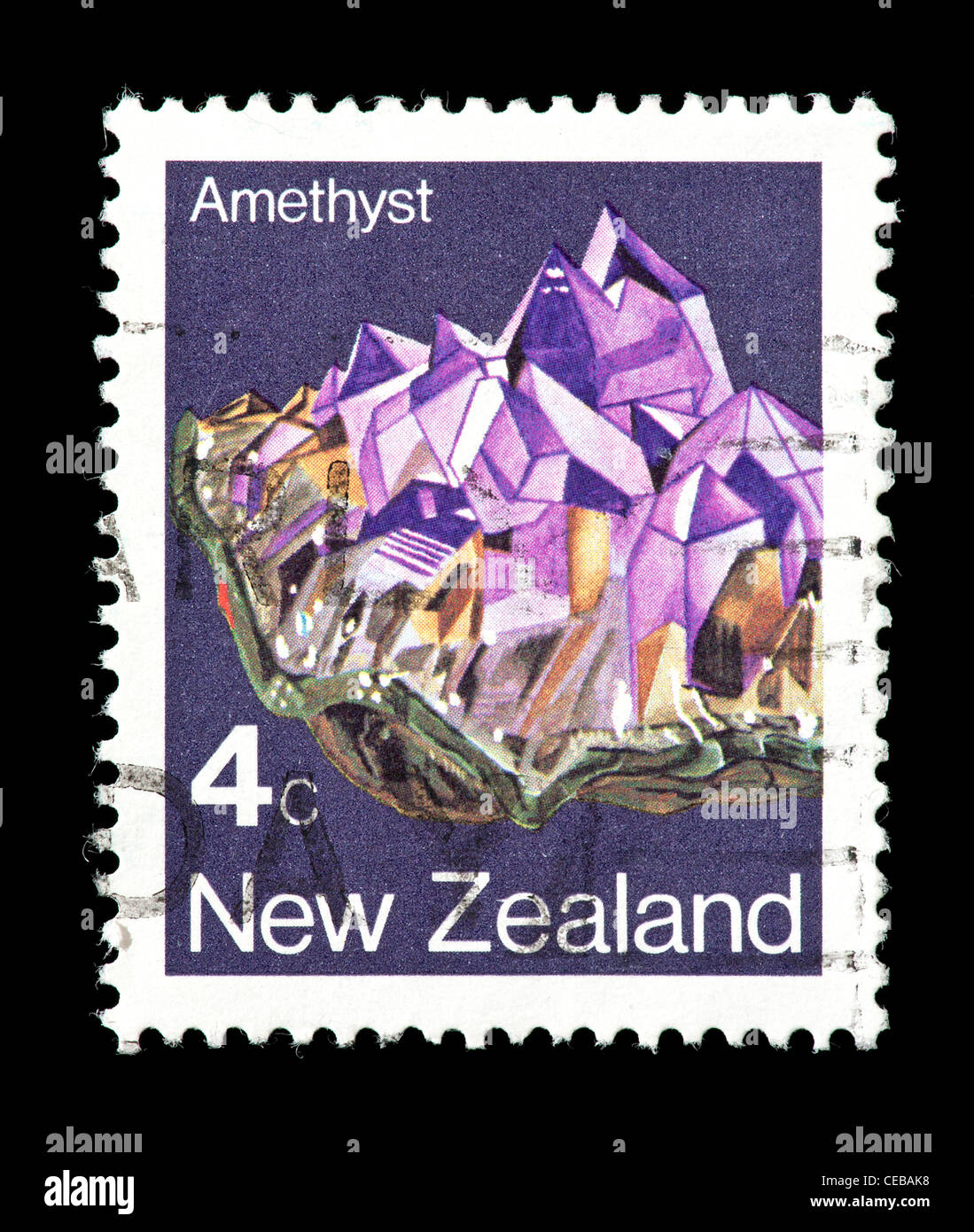 Timbre-poste de Nouvelle-zélande dépeignant des cristaux d'améthyste. Banque D'Images