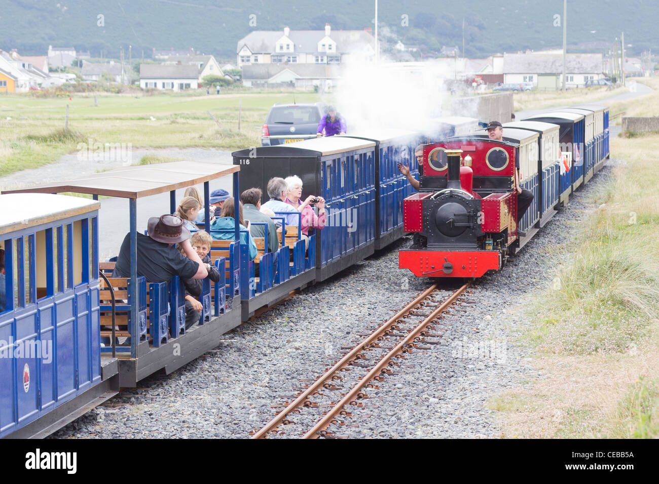 Croisement des trains à vapeur sur le chemin de fer à vapeur de Fairbourne Banque D'Images