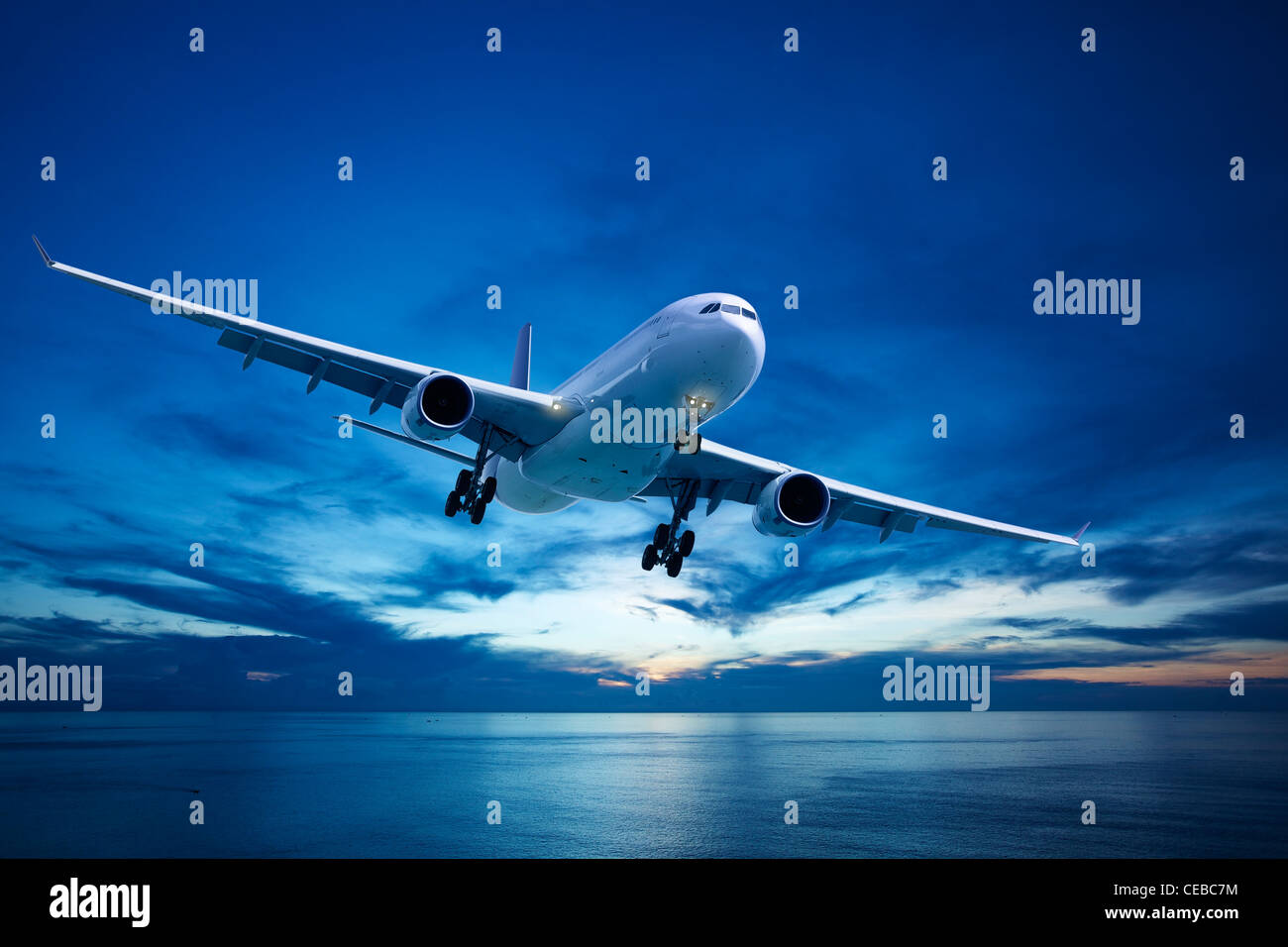 Jet plane sur la mer au crépuscule Banque D'Images