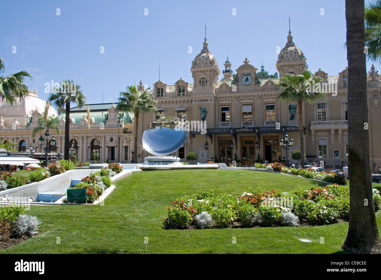 L'Anish Kapoor Sky rétroviseurs en place du casino de Monte Carlo à Monaco. Banque D'Images