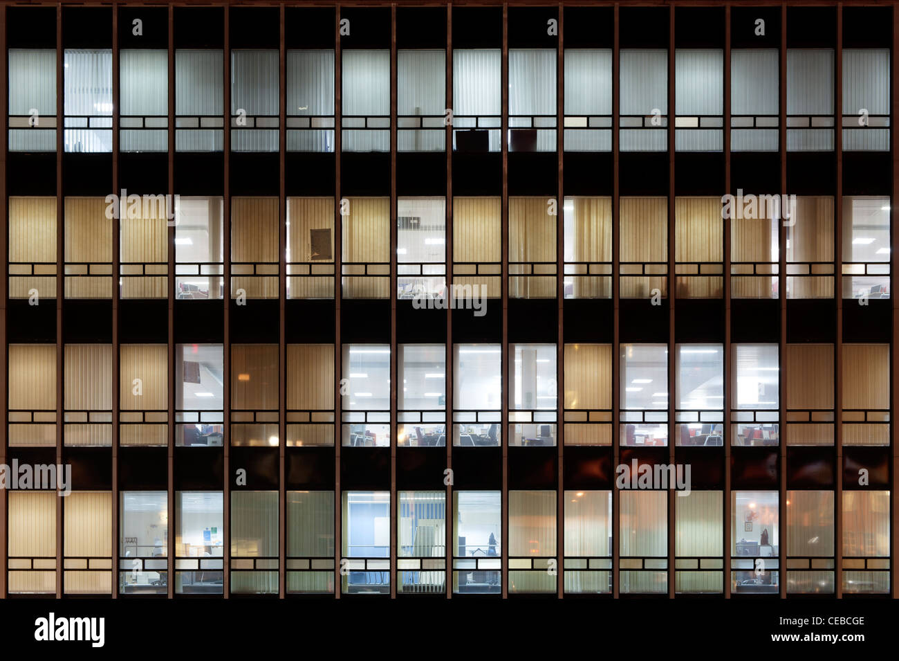 La grille de la CEI windows bureaux tour situé sur Miller Street, Manchester, prises de nuit. Banque D'Images