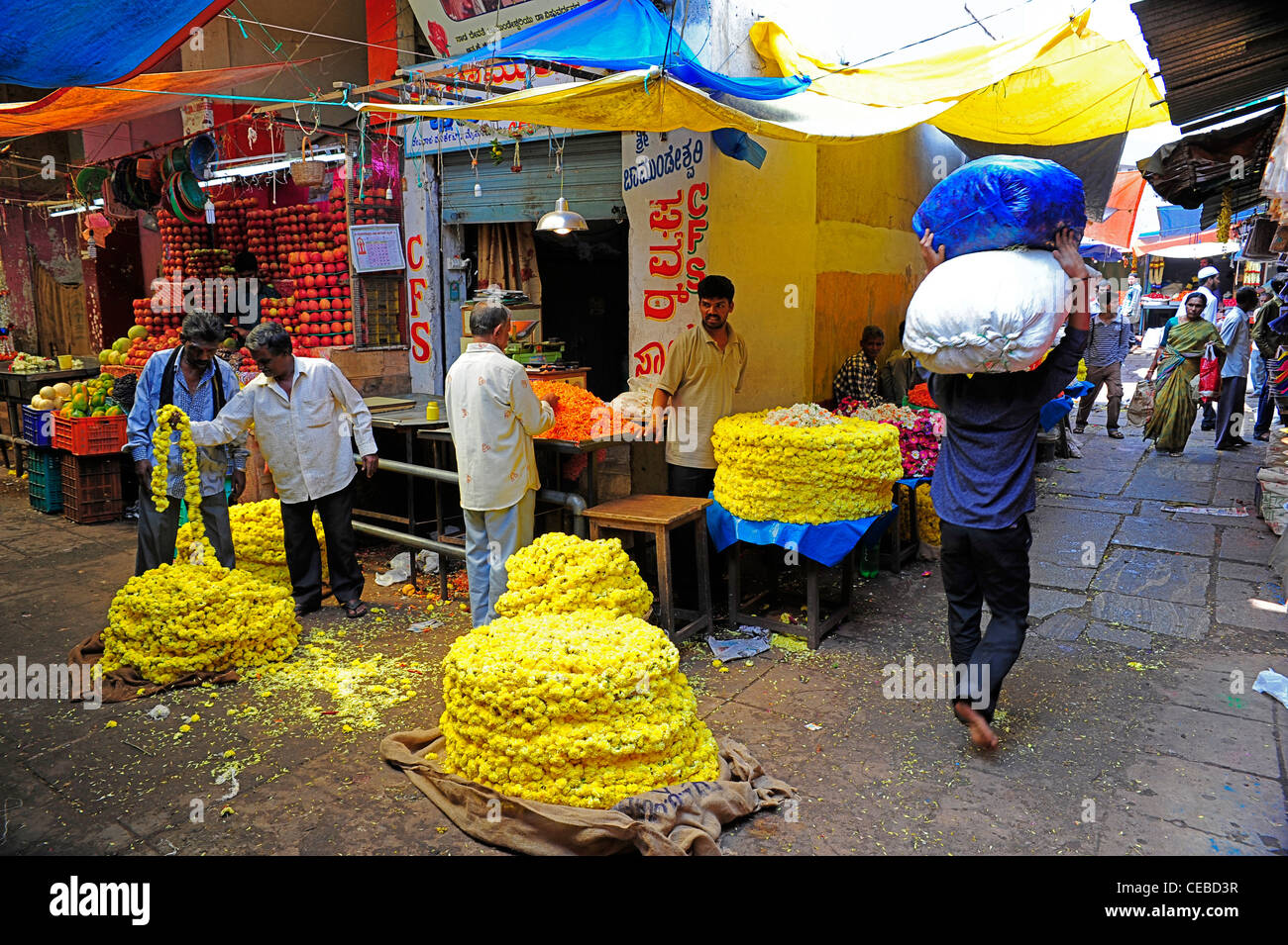 Fleurs jaune en vente au marché Devaraja à Mysore, Karnataka, Inde. Banque D'Images