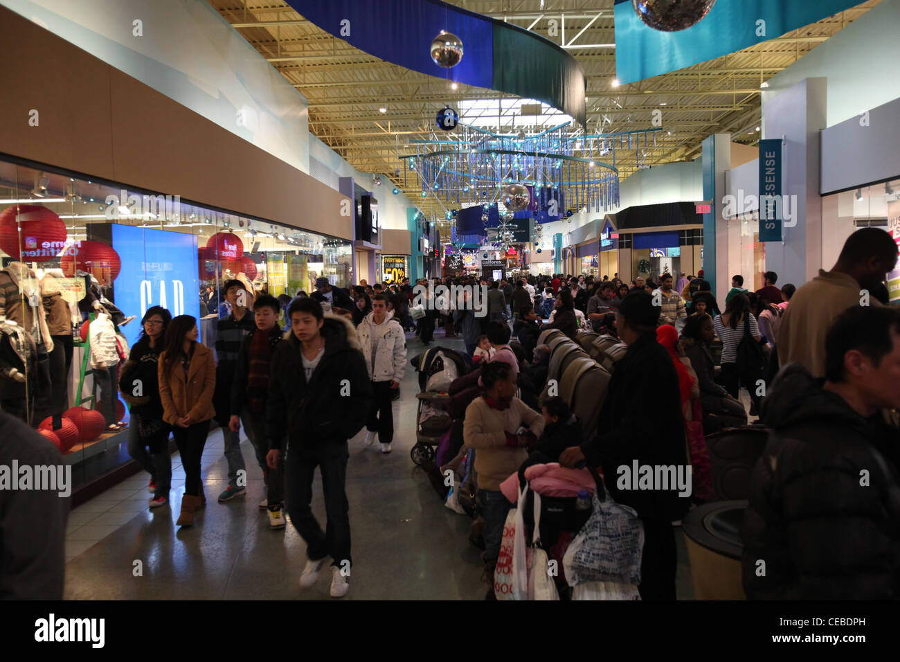 Shopping les foules à Vaughan Mills Outlet Mall en 2011 semaine Boxe vente Banque D'Images