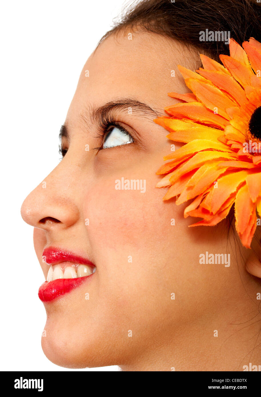 Jeune fille avec une fleur dans ses cheveux Smiling Banque D'Images