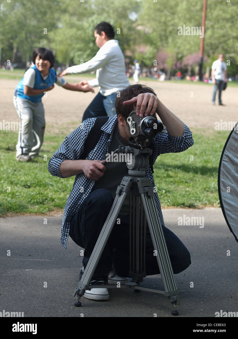 L'école de cinéma de prise de vue de l'équipage avec caméra 16mm, McCarren Park, Brooklyn, New York Banque D'Images