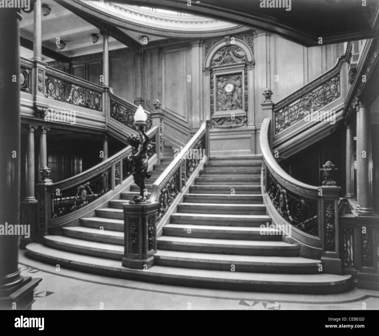 Le S.S. Olympic, 1911 : Grand escalier, second atterrissage Banque D'Images