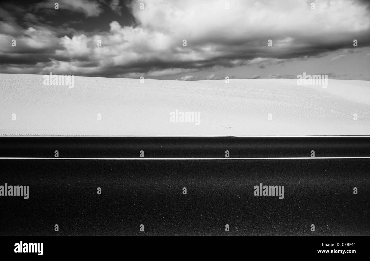 La route goudronnée à Corralejo tout droit vrai des dunes de sable. Banque D'Images