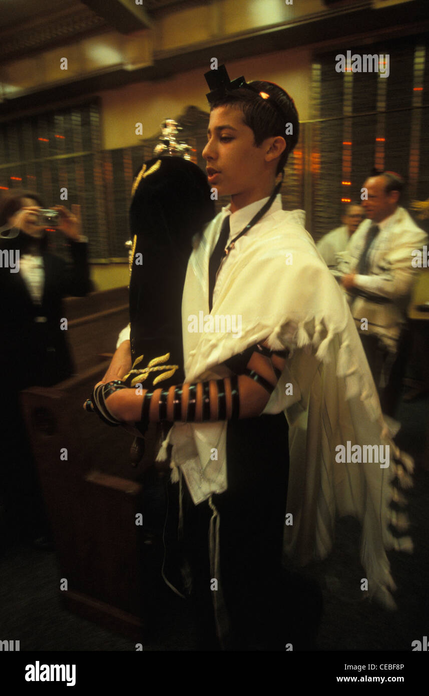 Un garçon juif porte la Torah, les écritures sacrées, sur sa bar mitzvah, tenue à Fair Lawn Jewish Center, New Jersey, USA Banque D'Images