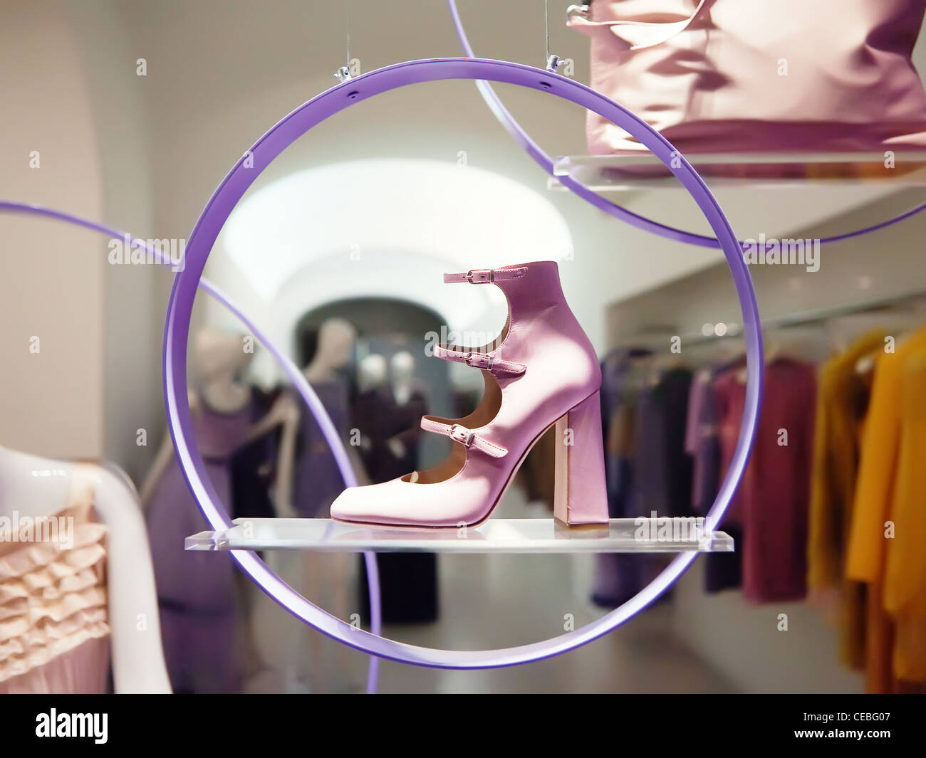 À la mode style retro ultra-hauts talons rose dans un magasin de mode fenêtre d'affichage Banque D'Images
