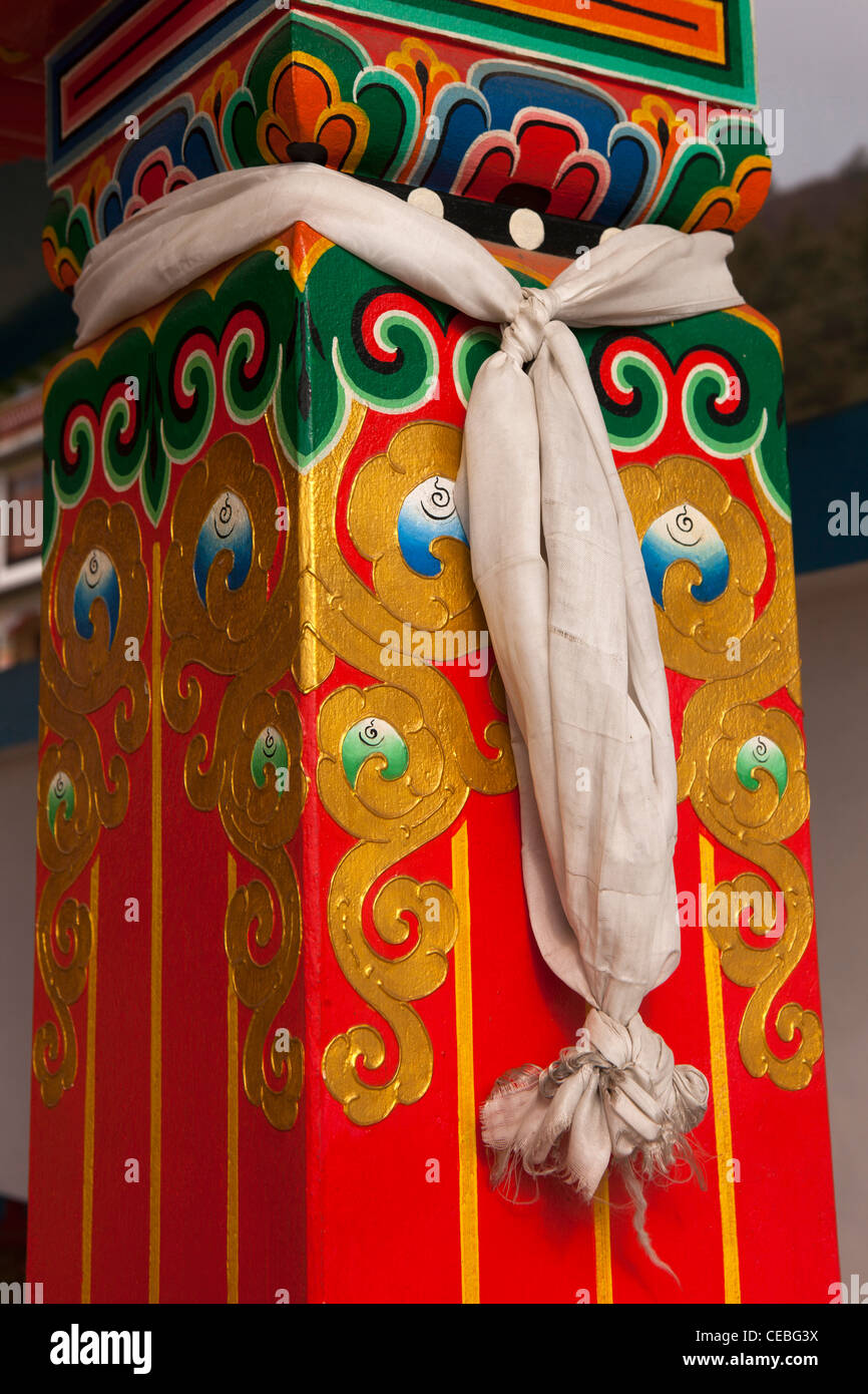 L'Inde, de l'Arunachal Pradesh, Bomdila Gompa, Monastère de nouveau le Bouddhisme Mahayana à prières, sainte kata foulard noué sur pilier Banque D'Images