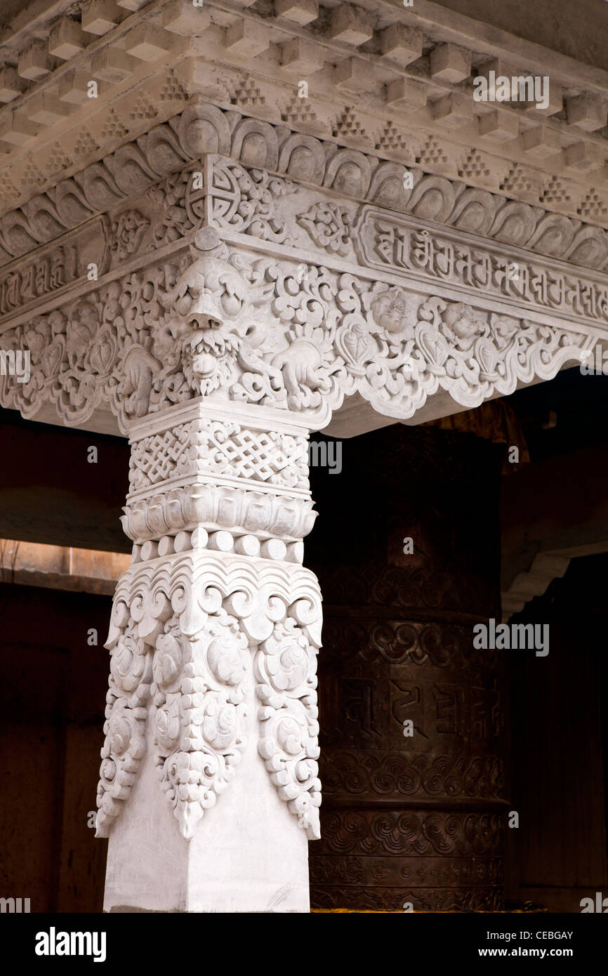 L'Inde, de l'Arunachal Pradesh, Bomdila vieille Gompa, pilier en béton d'un nouveau bâtiment avec de l'air en bois sculpté Banque D'Images