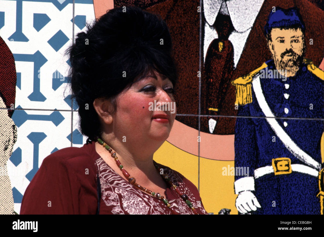 Un nouvel immigrant juif de Géorgie passe devant la mosaïque murale de l'artiste et graphiste israélien David Tartakover dans la cour du centre Suzanne Dellal pour la danse et le théâtre dans le quartier de Neve Tzedek, situé dans le sud-ouest de tel Aviv, en Israël Banque D'Images