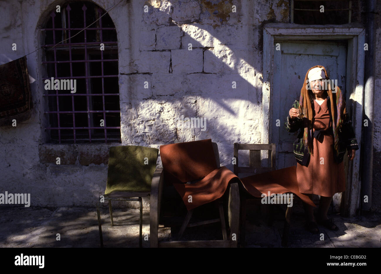 Un vieux Juif Bukhari à Nachlaot ou Nahlaot un regroupement de 23 quartiers ancienne cour qui peuplaient la nouvelle ville après avoir quitté la ville fortifiée de Jérusalem à la fin du 19e siècle situé dans l'ouest de Jérusalem Israël Banque D'Images