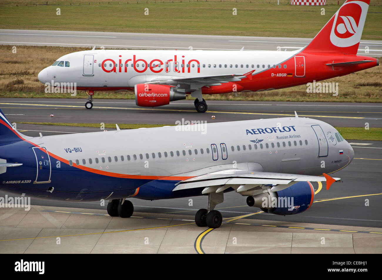 Airbus A320 (Aeroflot) et l'Airbus A319 (Air Berlin) L'aéroport international de Düsseldorf en Allemagne. Banque D'Images