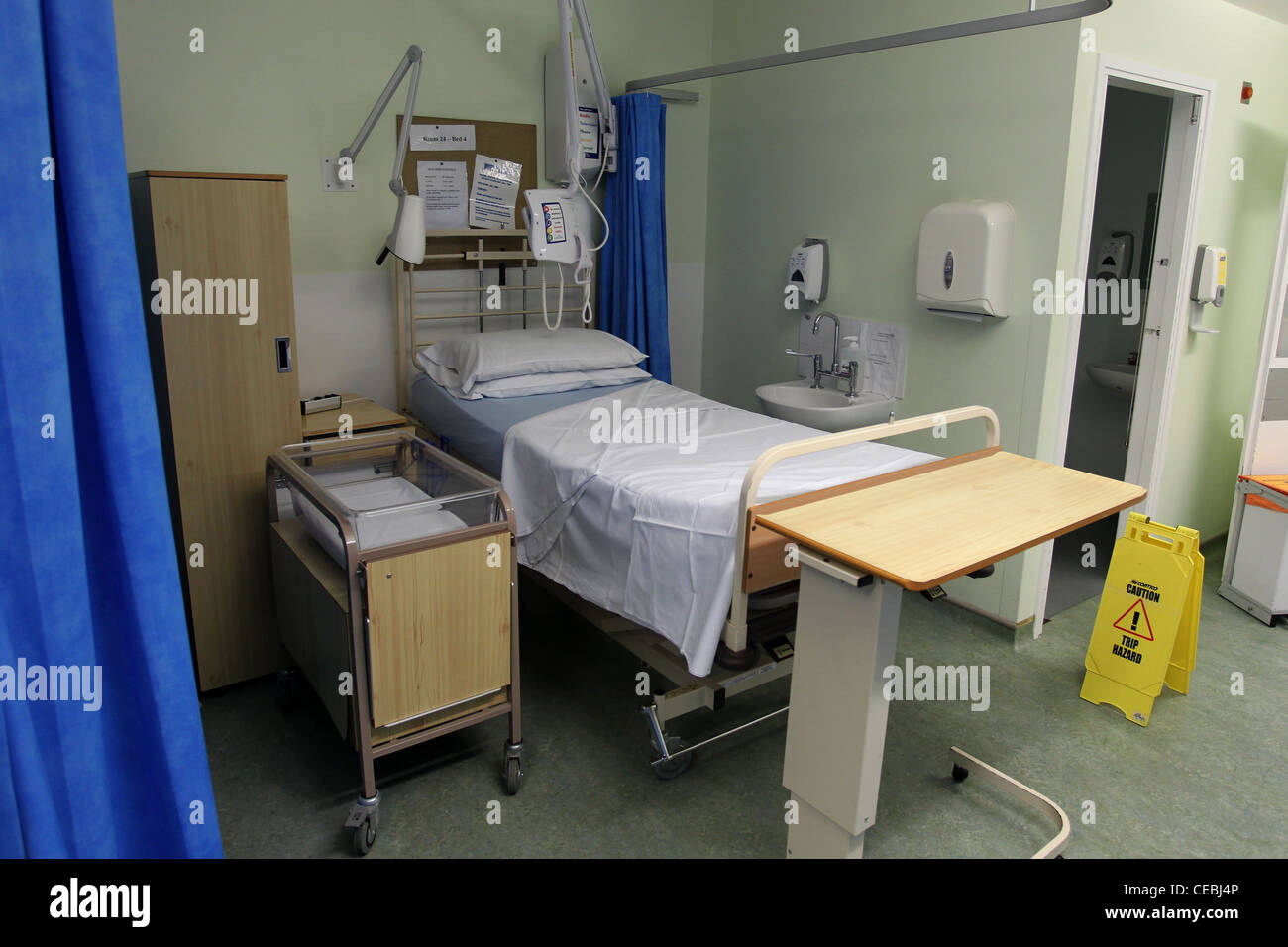 Vue d'un lit d'hôpital à l'unité de maternité de l'Hôpital du comté Royal Sussex à Brighton, East Sussex, UK. Banque D'Images