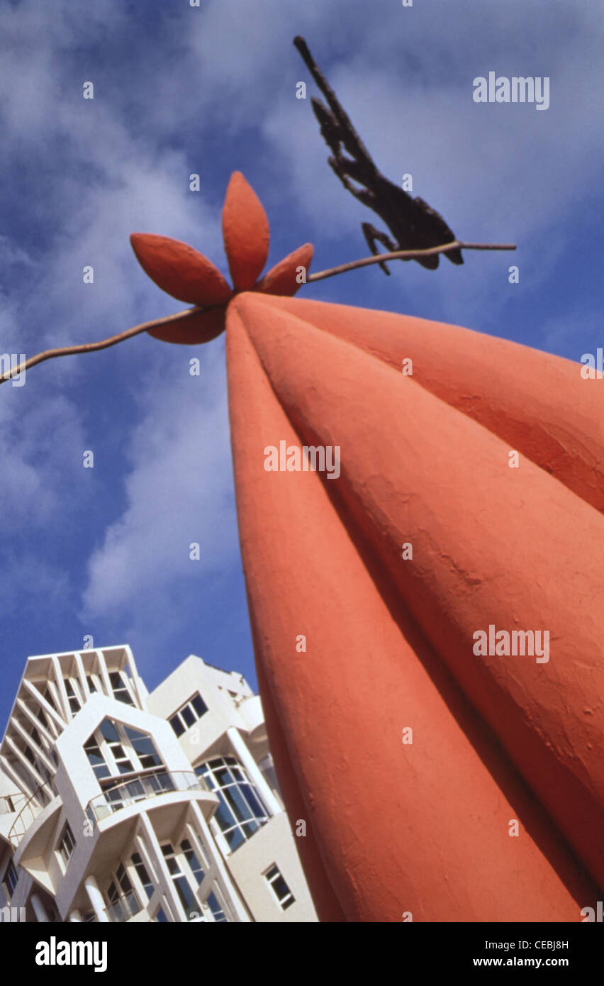 Sculpture de l'artiste israélien David Ben Tsadok avec style moderne dans l'architecture de la rue Herbert Samuel seacoast de Tel Aviv ISRAËL Banque D'Images