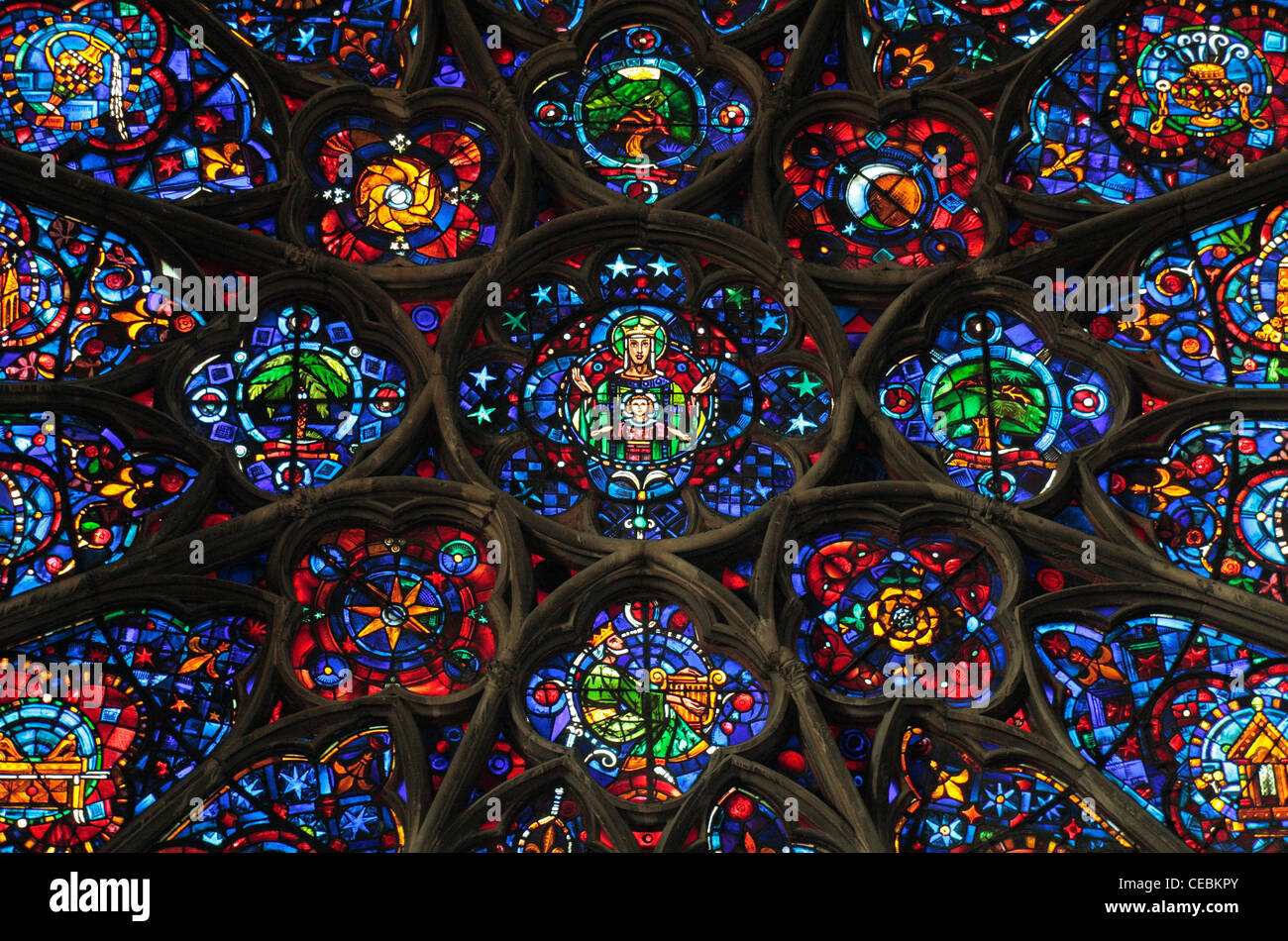 Un vitrail dans la Cathédrale Notre Dame, Reims, France. (Notre-Dame de Reims (Notre Dame de Reims)). Banque D'Images