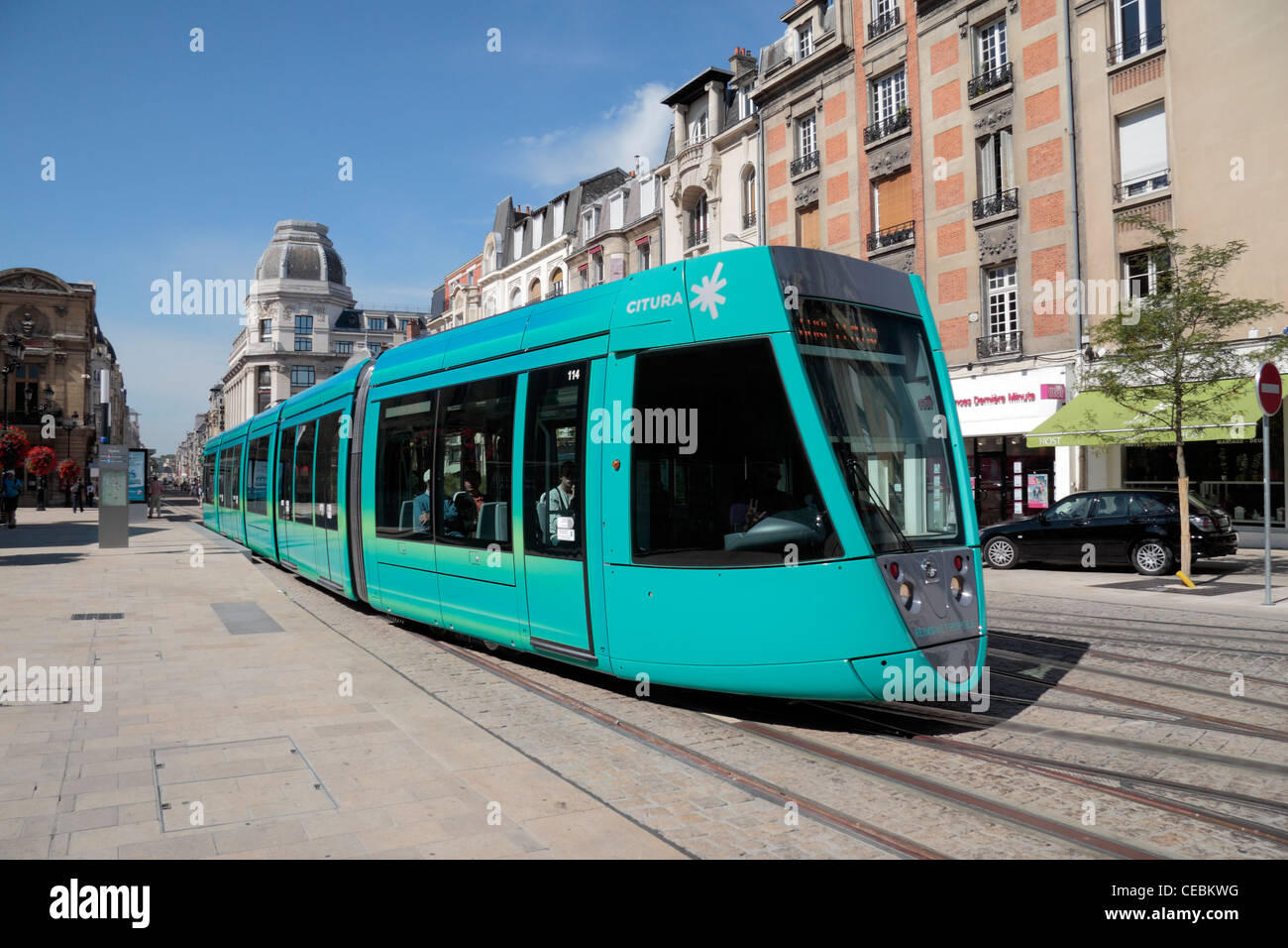 Une lumière bleu/vert tram passant par Place Myron (Herrcik par Citura) à Riems (Champagne-Ardenne, France. Banque D'Images