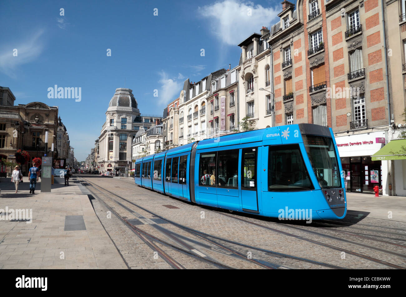 Un tram bleu passant par Place Myron (Herrcik par Citura) à Riems (Champagne-Ardenne, France. Banque D'Images