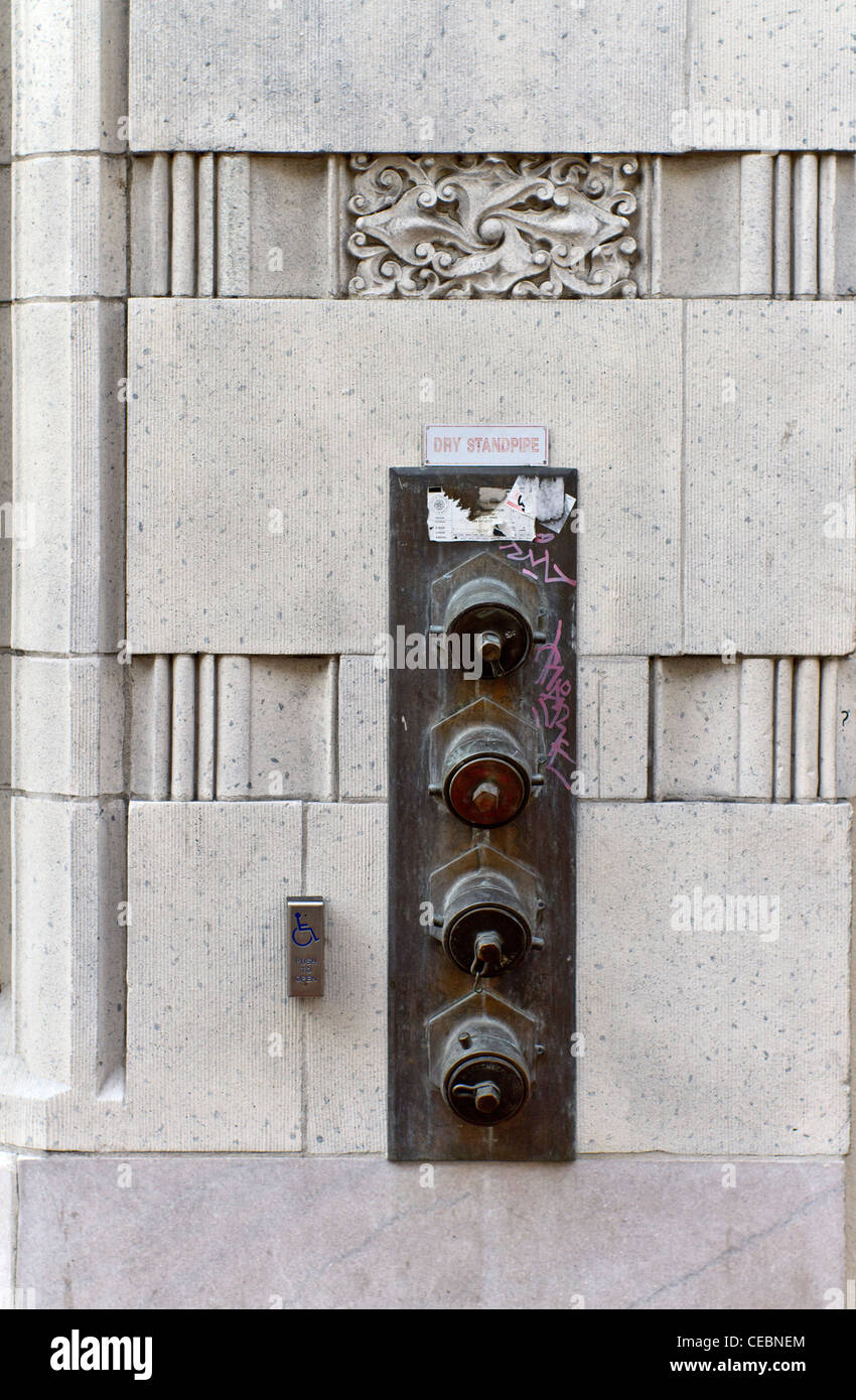 Curieux de la juxtaposition de points de connexion de tube sec et un accès handicapés appuyer sur l'interrupteur pour ouvrir une porte à San Francisco. Banque D'Images