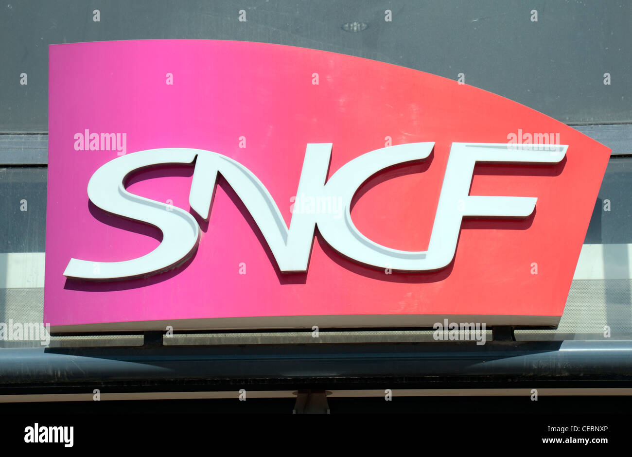 Le logo de la société nationale des chemins de fer français, la SNCF, l'extérieur de la gare Raliway, Riems (Reims, Champagne-Ardenne, France. Banque D'Images