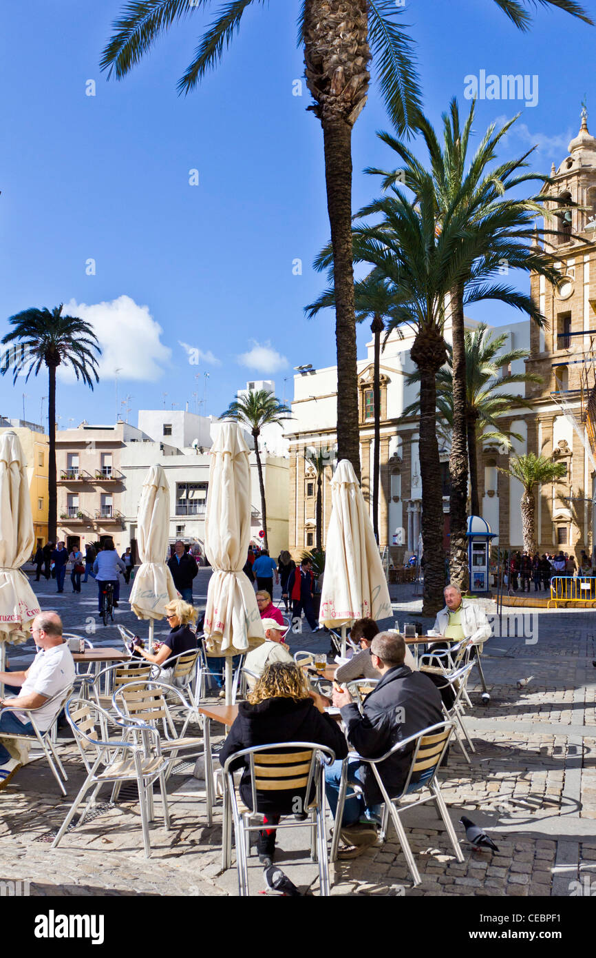 Restaurant en plein air sur la Plaza de la Catedral, Cadiz, Espagne. Cadix est l'une des plus anciennes villes habitées en permanence de l'Europe. Banque D'Images