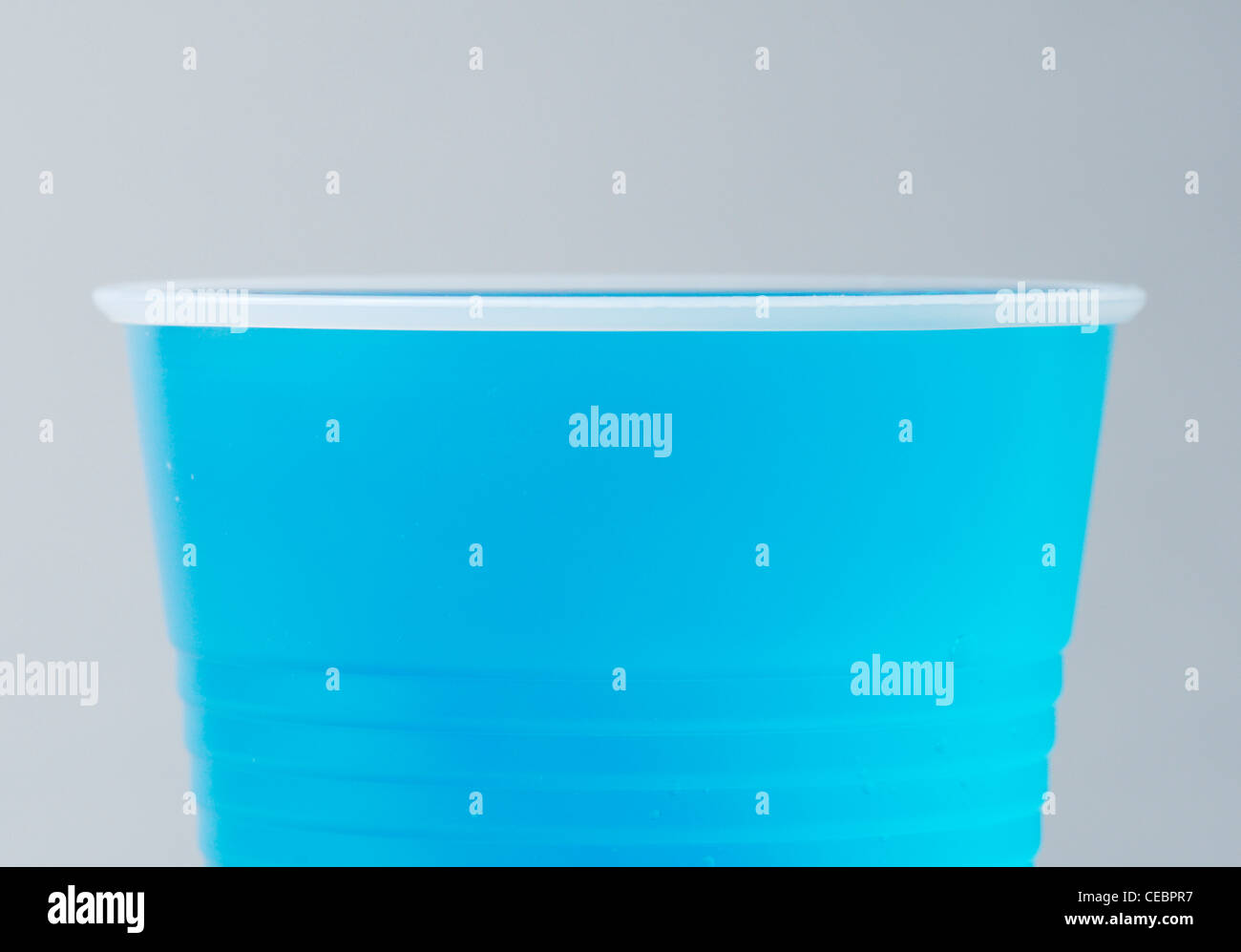 Dans l'eau couleur tasse - 'Avant' image en séquence avec CEBPR5 montrant l'eau s'élever au-dessus et restent dues aux tensions de surface Banque D'Images
