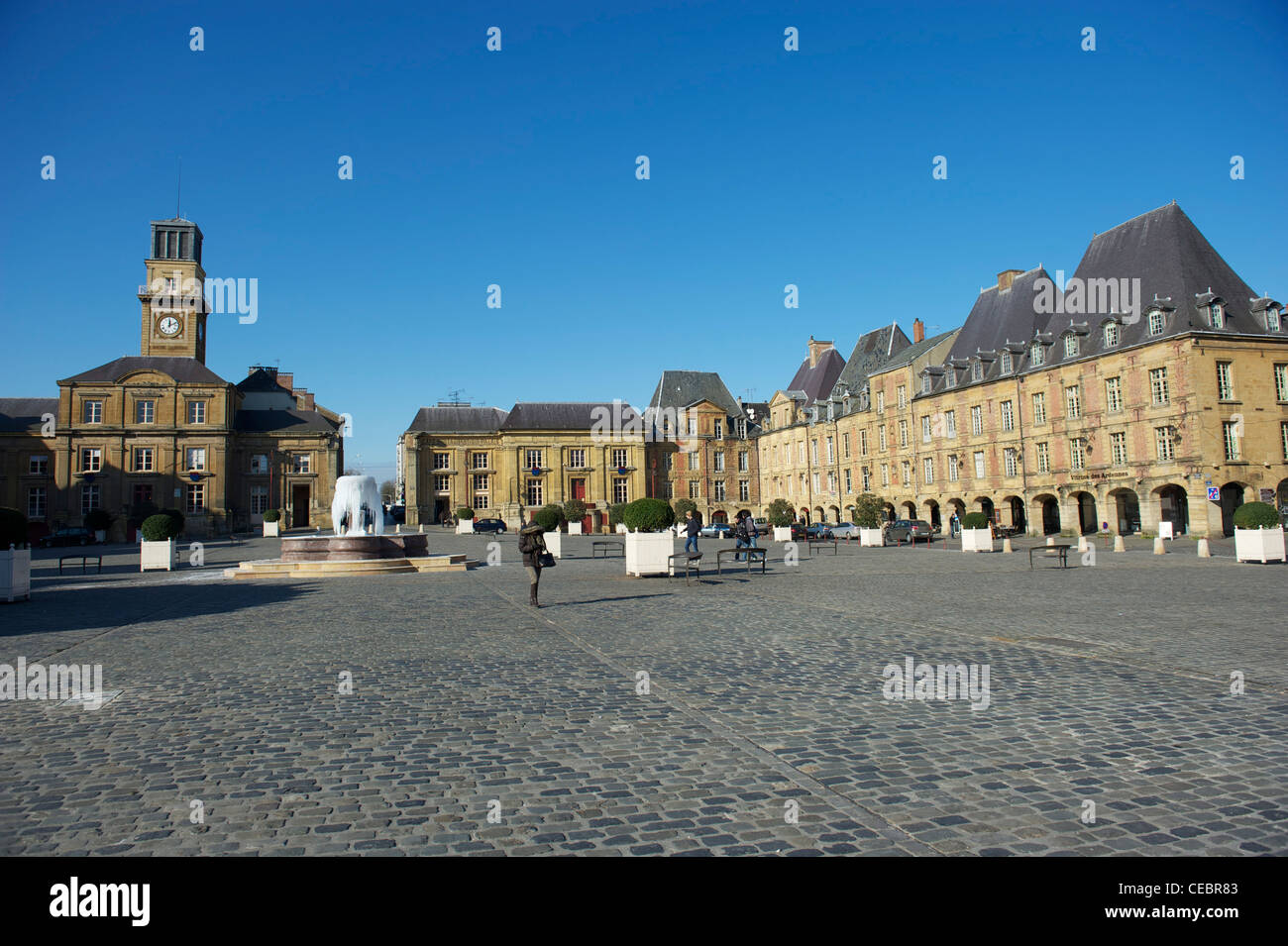 Sur le modèle de Paris, Place des Vosges, Place Ducale est le coeur de Charleville-Mézières, capitale de Champagne-Ardenne Banque D'Images