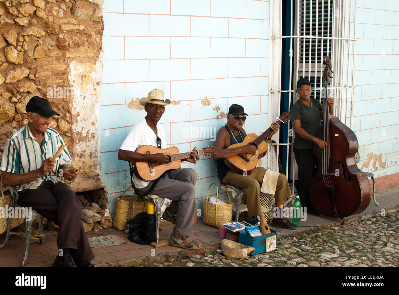 Musiciens cubains jouant sur la rue,Trinidad, Cuba Banque D'Images