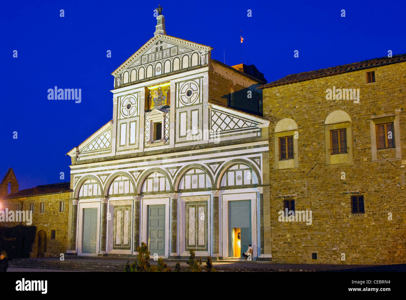 L'église de San Miniato al Monte, Florence, illuminée la nuit Banque D'Images