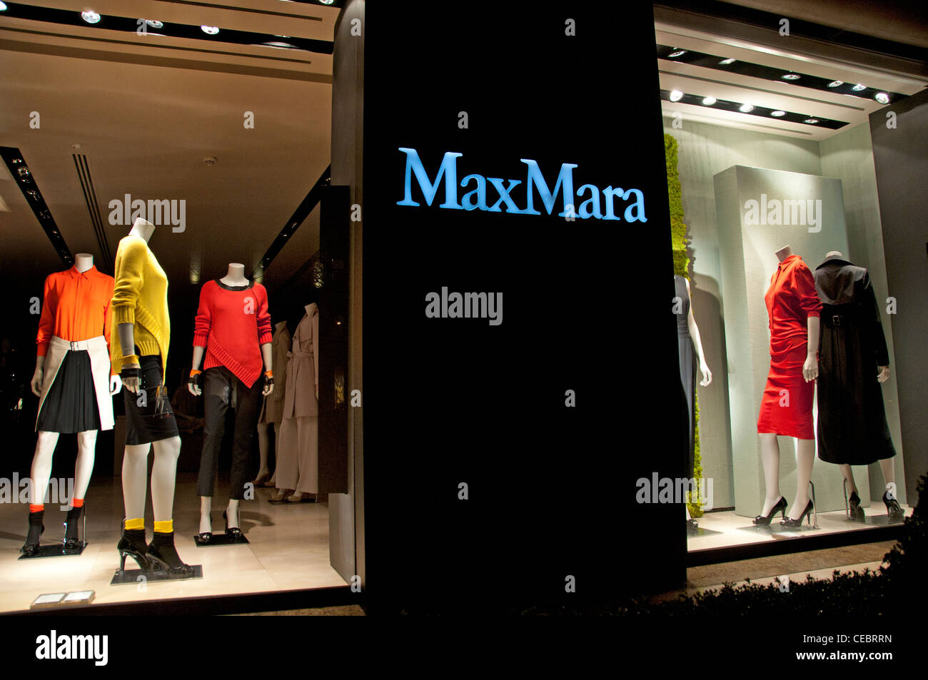 Max Mara Store Paris Avenue Montaigne high fashion designer couturier France Banque D'Images