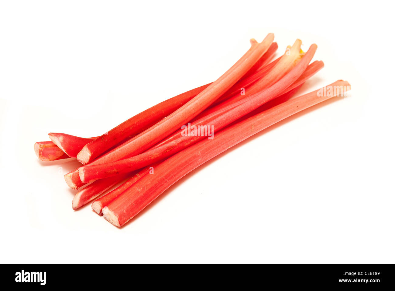 Les bâtonnets de rhubarbe ou non cuites tiges isolated on a white background studio. Banque D'Images