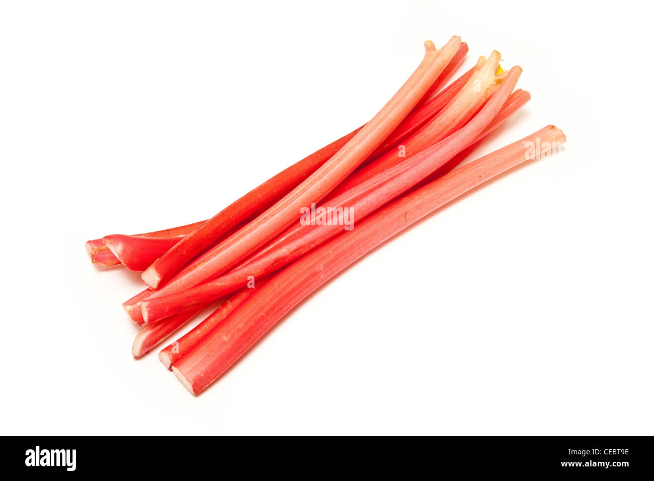 Les bâtonnets de rhubarbe ou non cuites tiges isolated on a white background studio. Banque D'Images