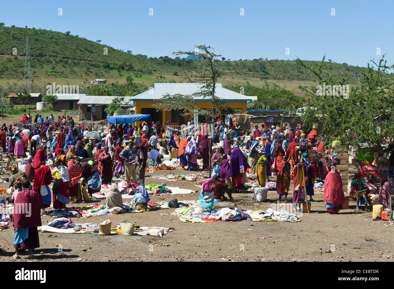 Les gens se réunissent à chaque semaine un marché Masaï, au sud d'Arusha, Tanzanie Banque D'Images
