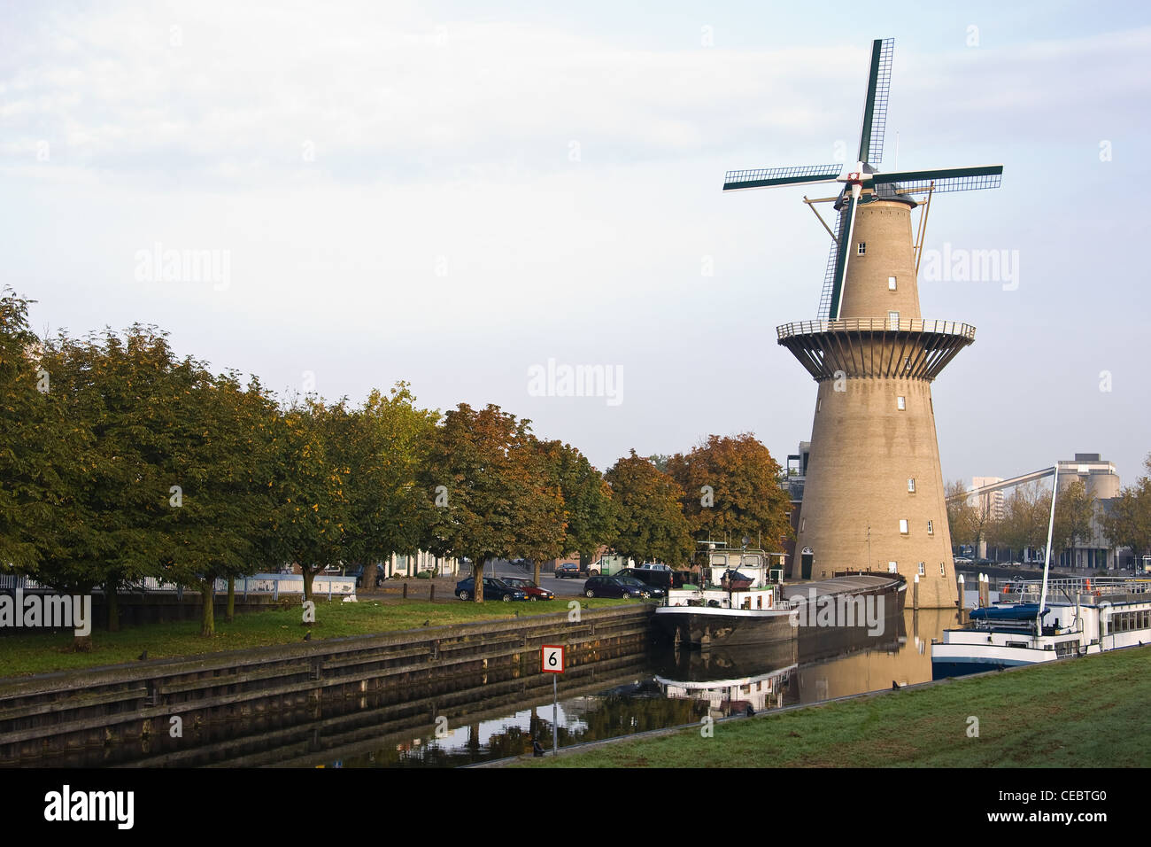 Moulin avec navires au port sur un matin d'automne ensoleillé Banque D'Images