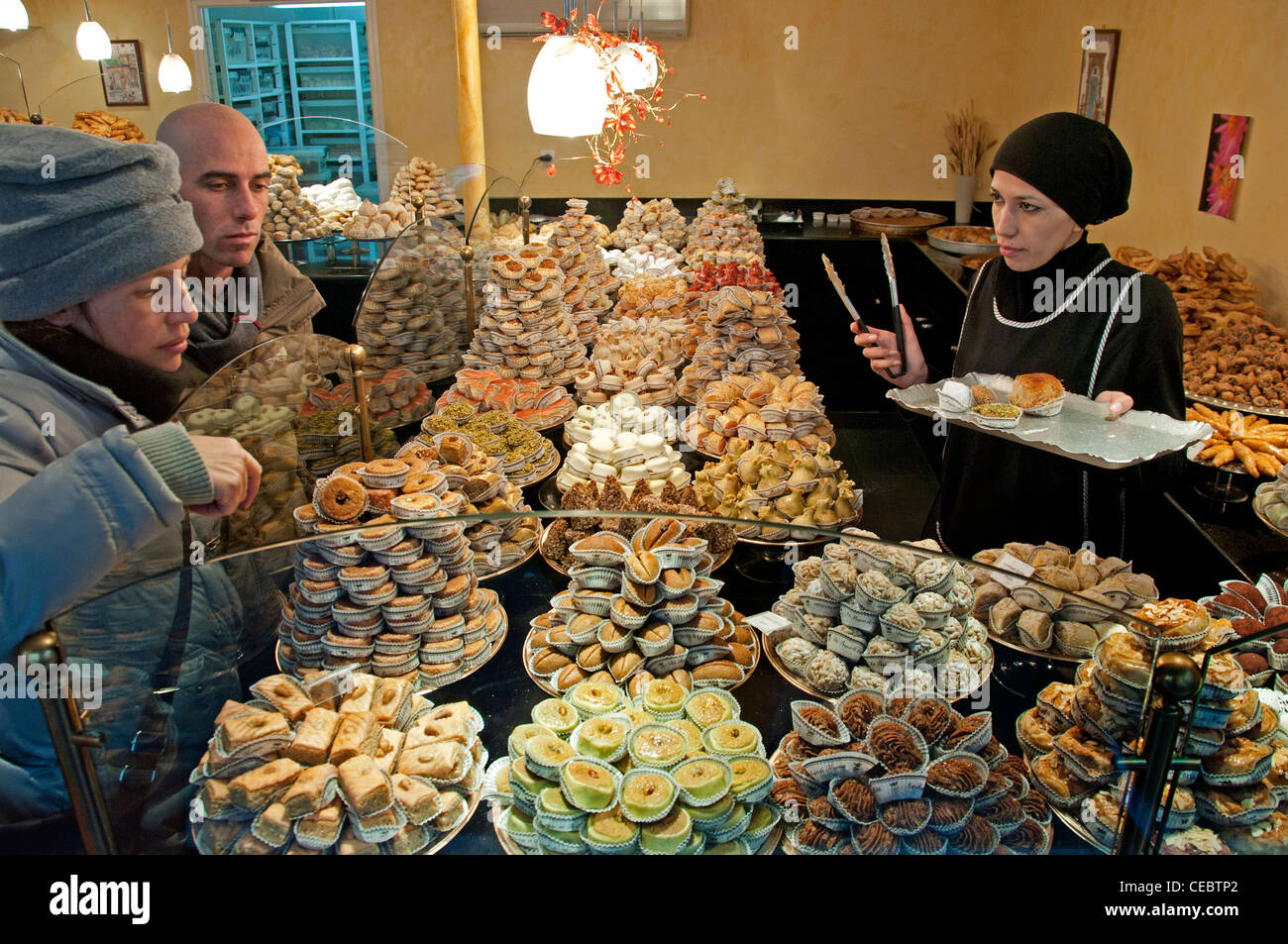 La bague de Kenza - La bague de Kenza - Pâtisserie pâtisserie rue Amelot Paris France Spécialité française Pâtisserie Algérienne Banque D'Images