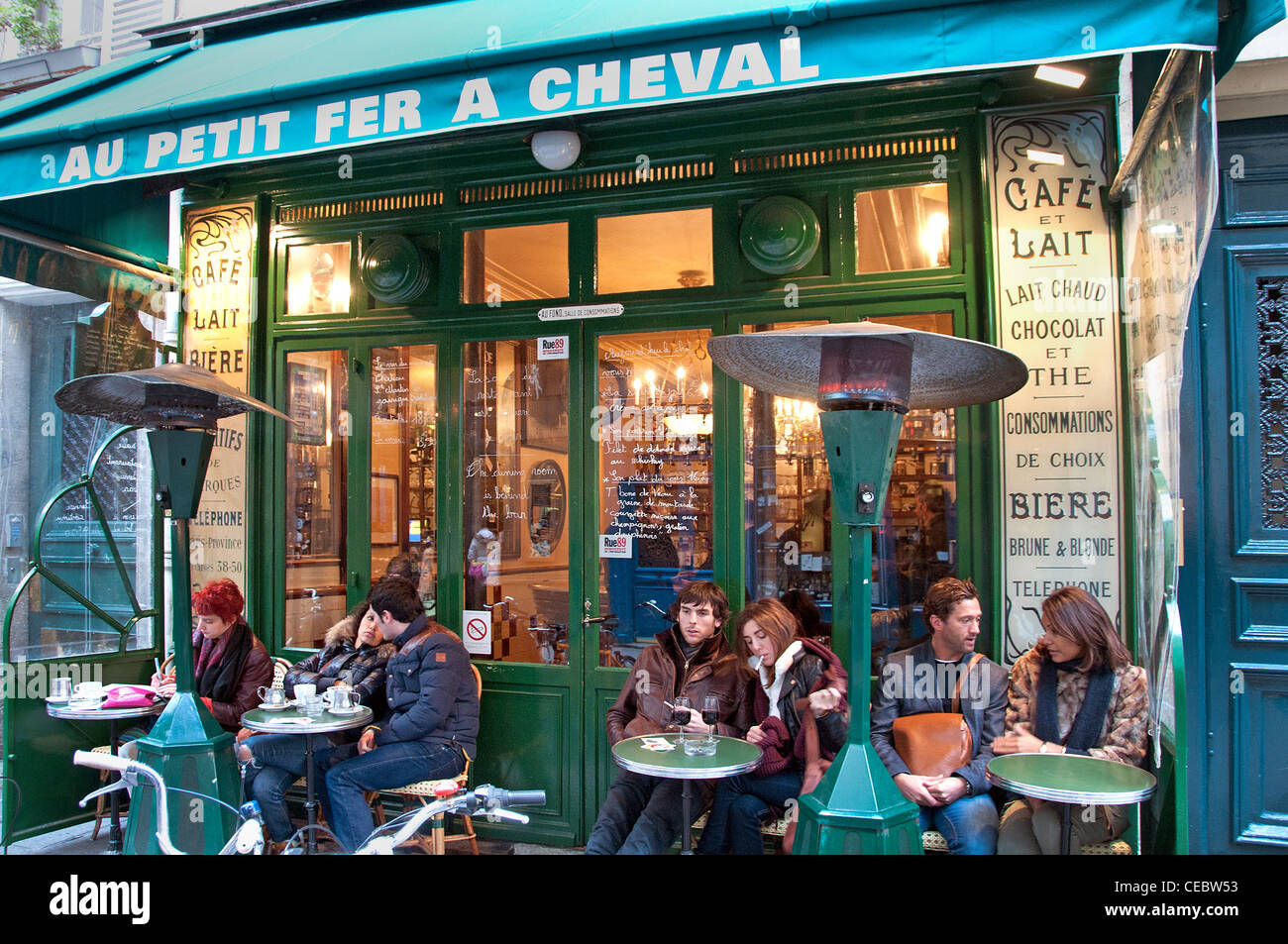 Pub Bar Café Au Petit fer Cheval Shop Marais Paris France Banque D'Images