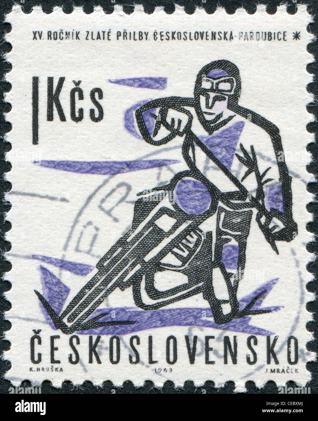 La Tchécoslovaquie -CIRCA 1963 : timbre imprimé dans la Tchécoslovaquie, montre un motocycliste, la concurrence 'casque d'Or', circa 1963 Banque D'Images