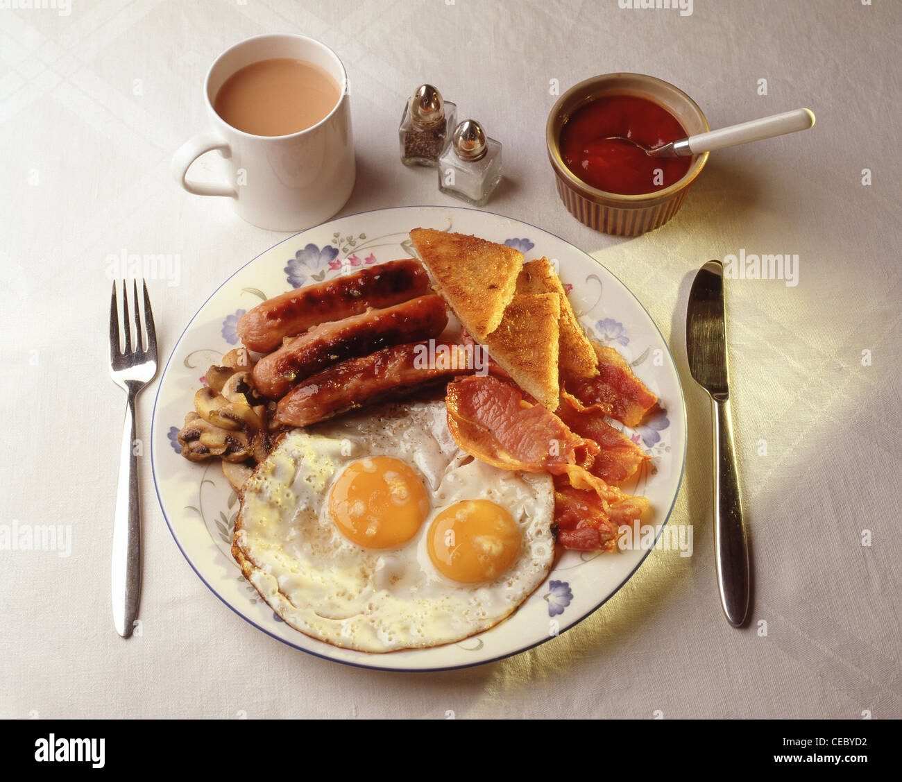 Petit-déjeuner anglais complet avec tasse de thé, Berkshire, Angleterre, Royaume-Uni Banque D'Images