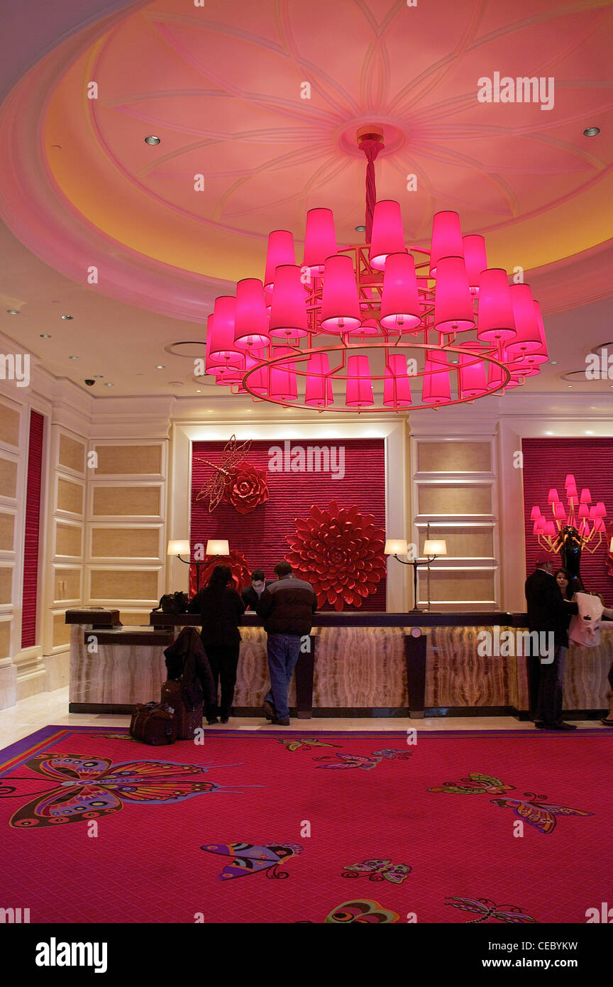 Un lustre rouge près de l'enregistrement à l'hôtel Encore Wynn et casino à Las Vegas Banque D'Images
