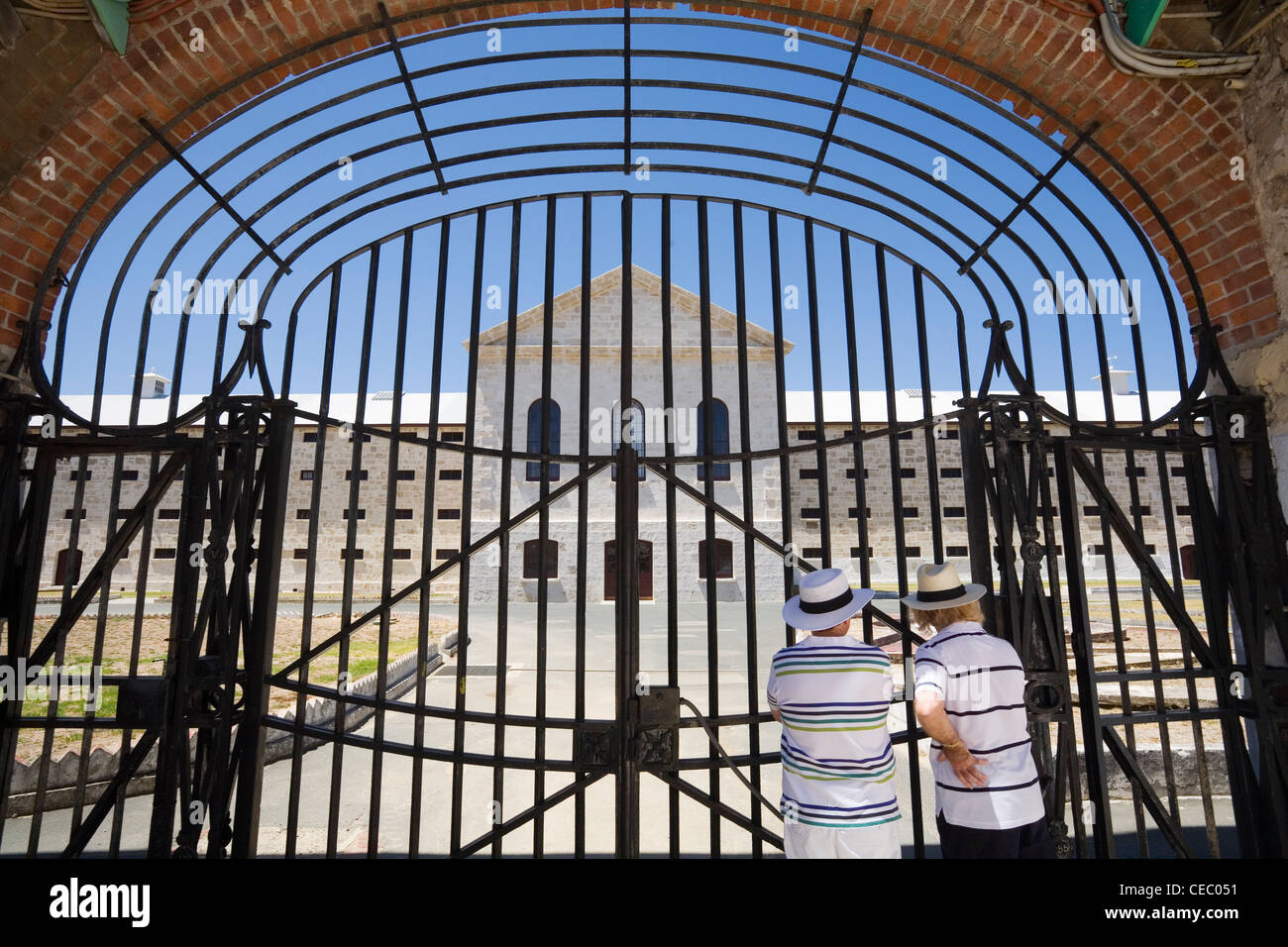 Les visiteurs avec des portes de la Vieille prison de Fremantle. Fremantle, Australie occidentale, Australie Banque D'Images